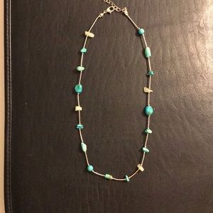 TURQUOISE NECKLACE WITH FREEFORM STONES.